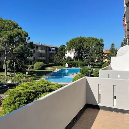 With Pool In Cavalino Jesolo קוואלינו-טראפורטי